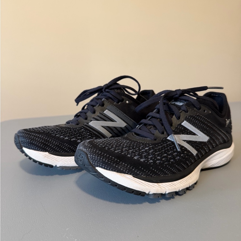New Balance 860 running shoes in black